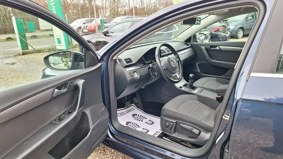 VOLKSWAGEN Passat -