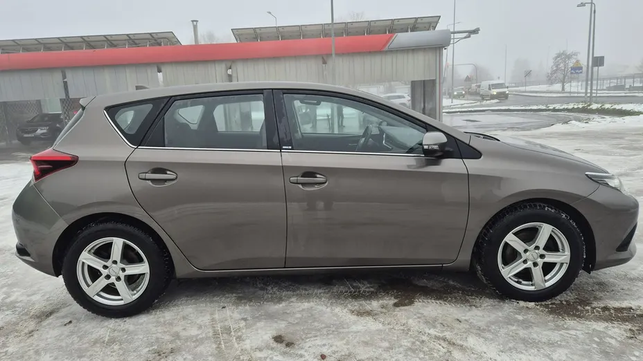 TOYOTA Auris -