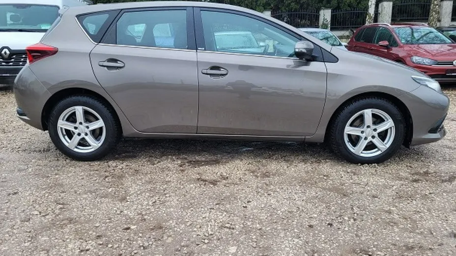 TOYOTA Auris -