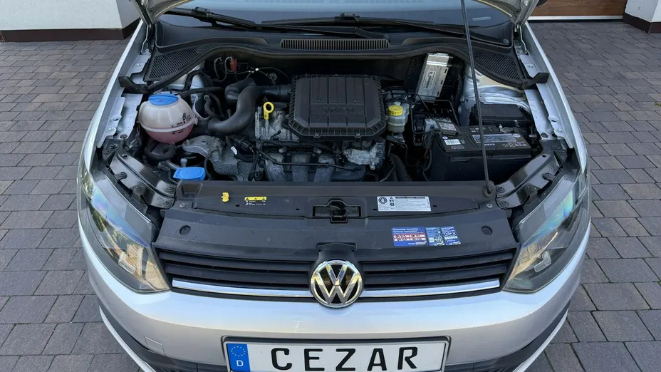 VOLKSWAGEN Polo -