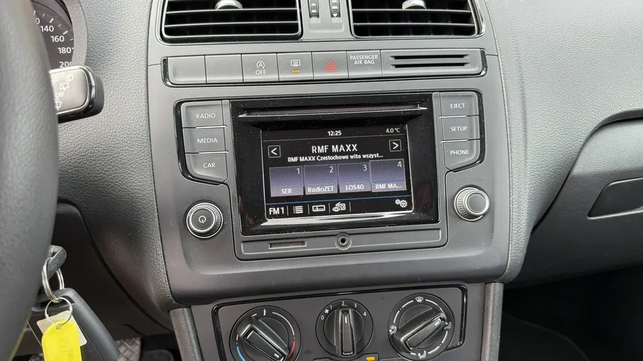 VOLKSWAGEN Polo -