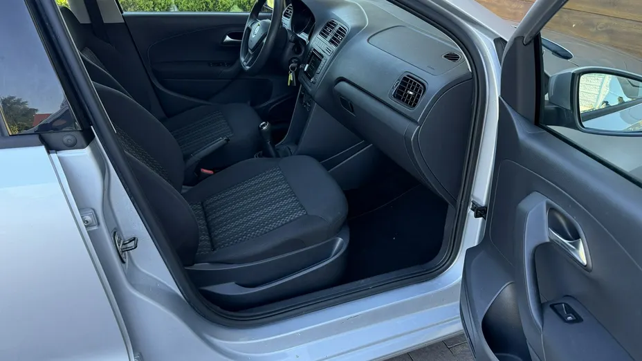 VOLKSWAGEN Polo -
