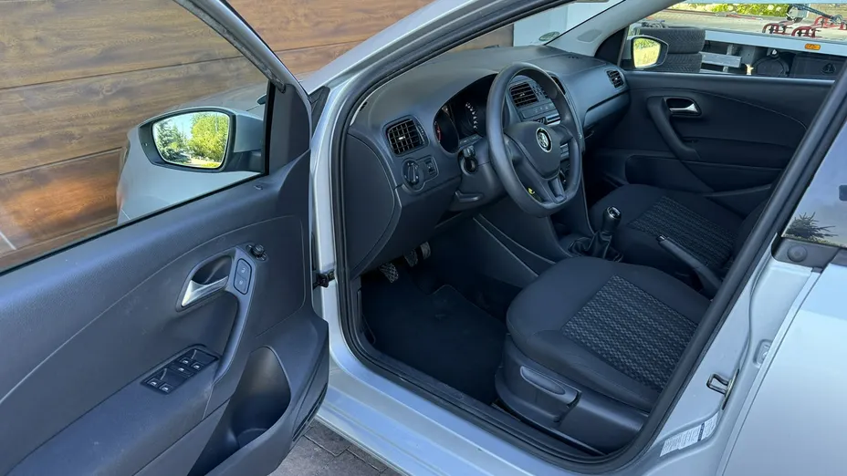 VOLKSWAGEN Polo -