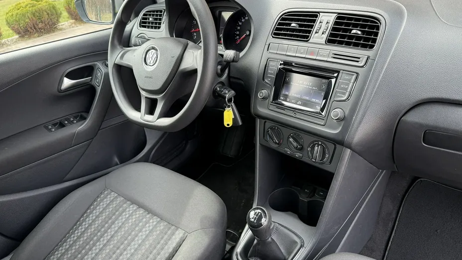 VOLKSWAGEN Polo -