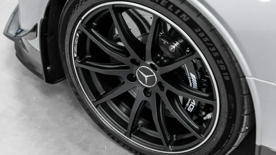 MERCEDES-BENZ AMG GT -