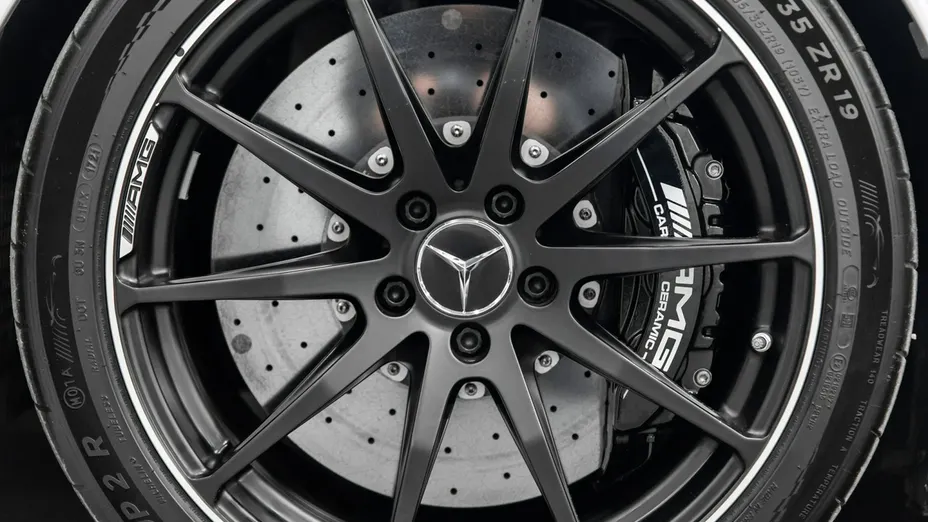 MERCEDES-BENZ AMG GT -
