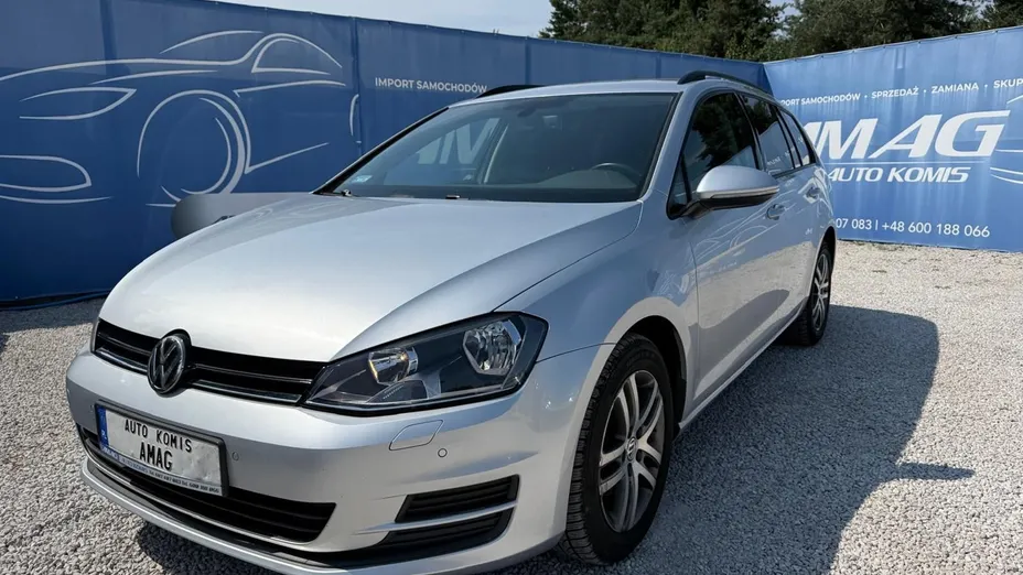 VOLKSWAGEN Golf -