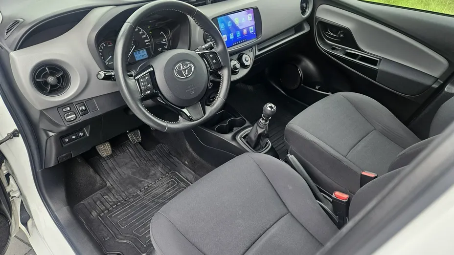 TOYOTA Yaris -
