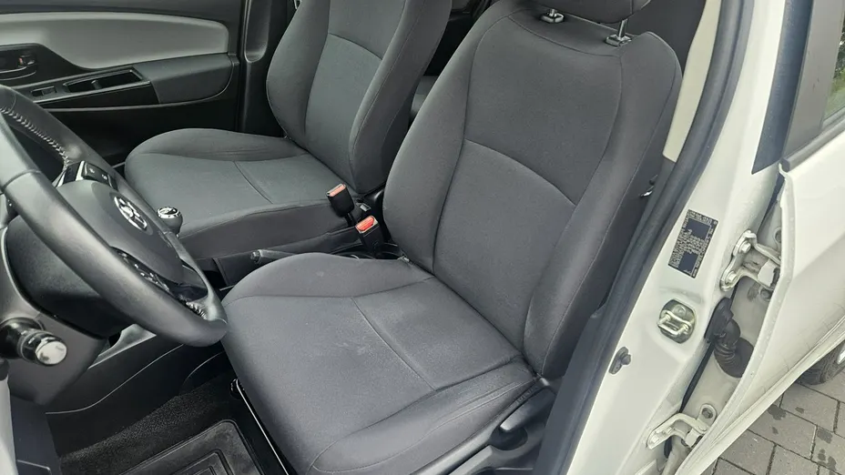 TOYOTA Yaris -
