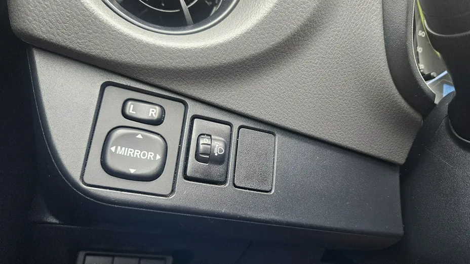 TOYOTA Yaris -