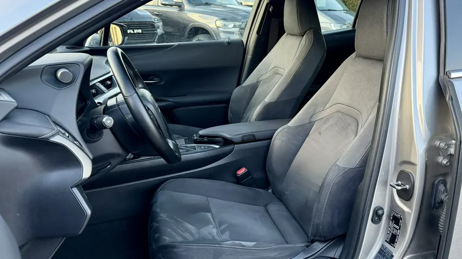 LEXUS UX -
