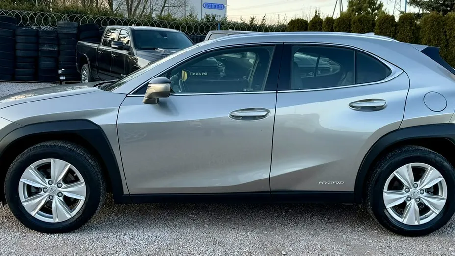 LEXUS UX -