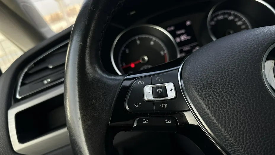 VOLKSWAGEN Touran -