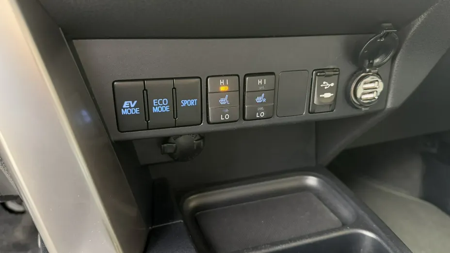 TOYOTA RAV4 -