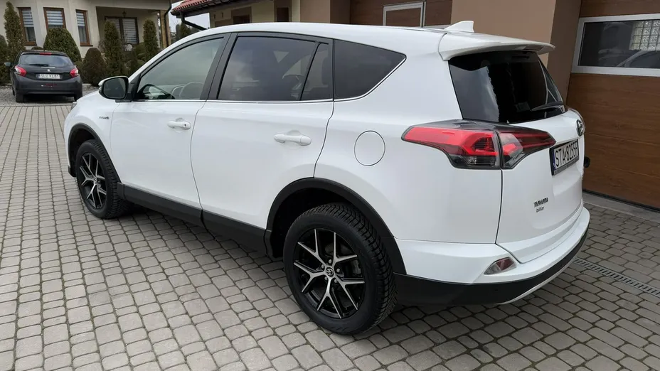 TOYOTA RAV4 -