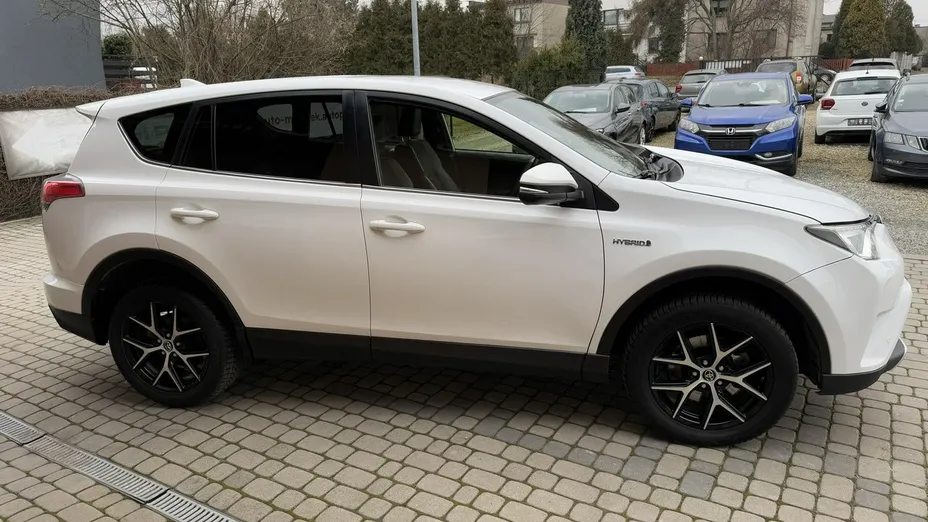 TOYOTA RAV4 -