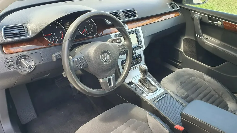 VOLKSWAGEN Passat -