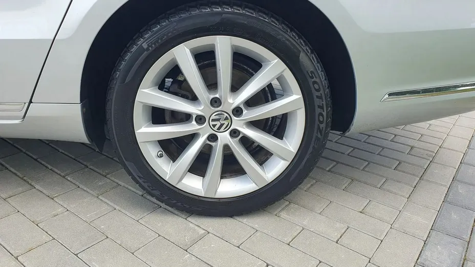 VOLKSWAGEN Passat -