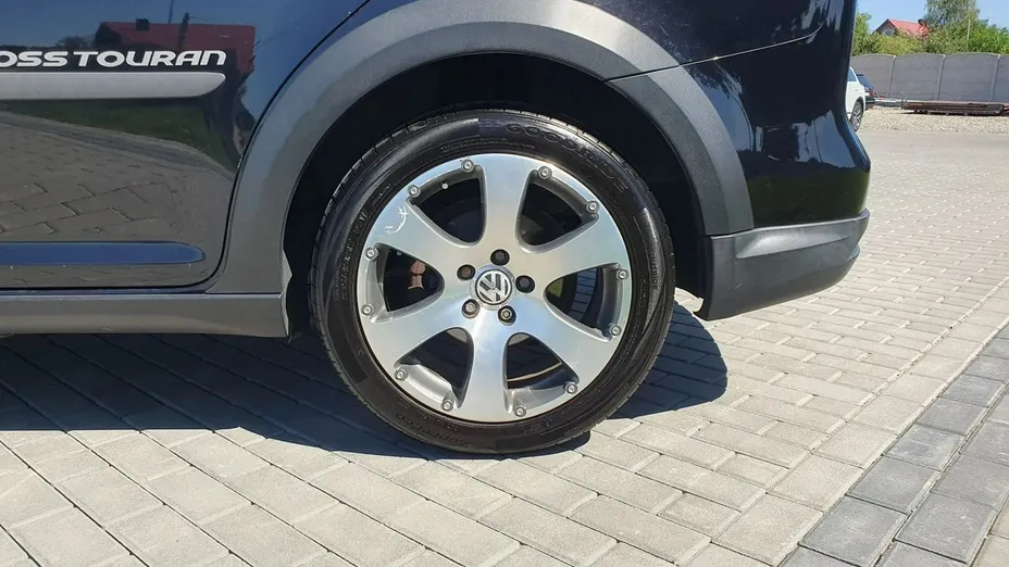 VOLKSWAGEN Touran -