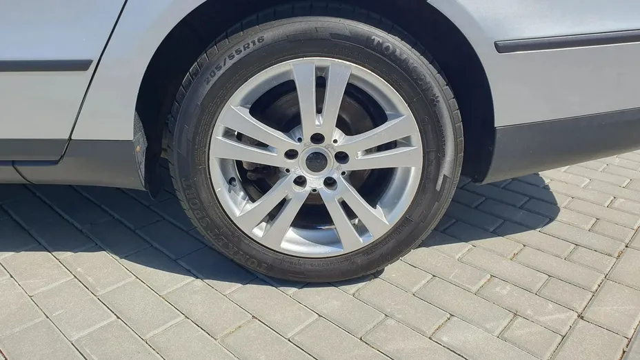 VOLKSWAGEN Passat -