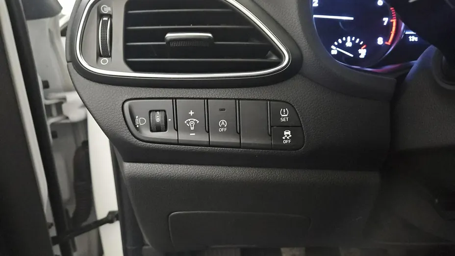 HYUNDAI i30 -