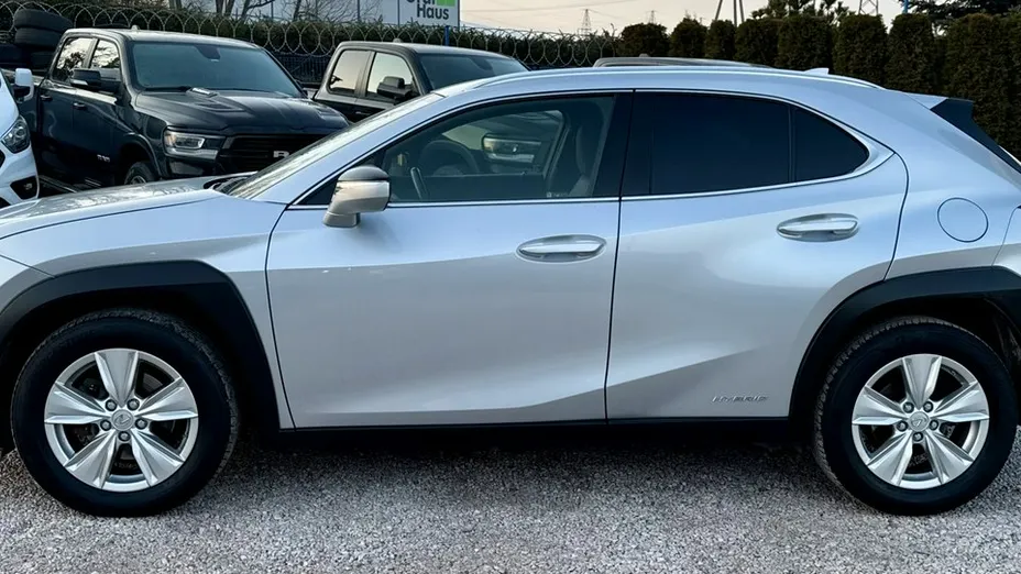 LEXUS UX -