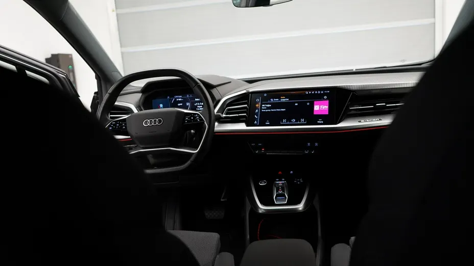 AUDI Q4 -