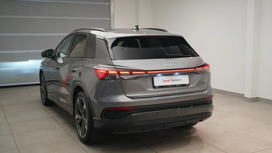 AUDI Q4 -