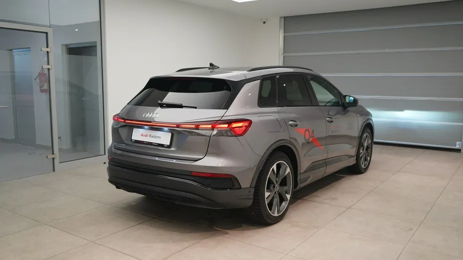 AUDI Q4 -