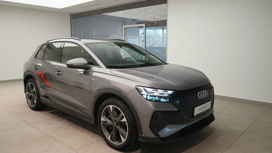 AUDI Q4 -