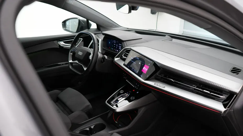AUDI Q4 -
