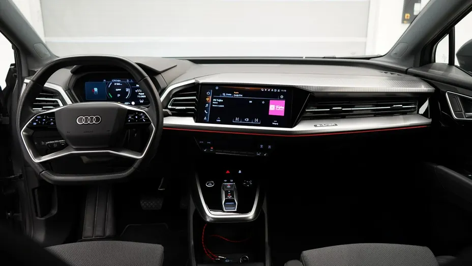 AUDI Q4 -