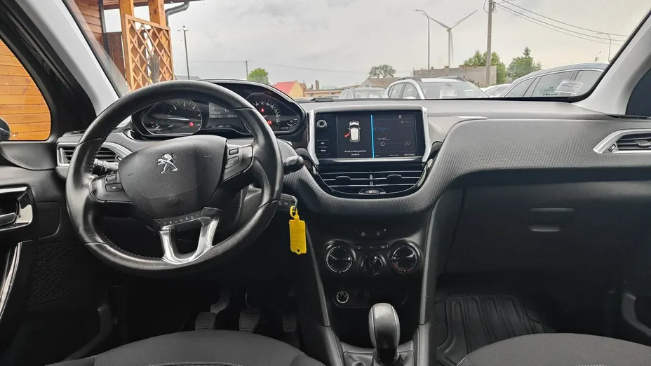 PEUGEOT 208 -
