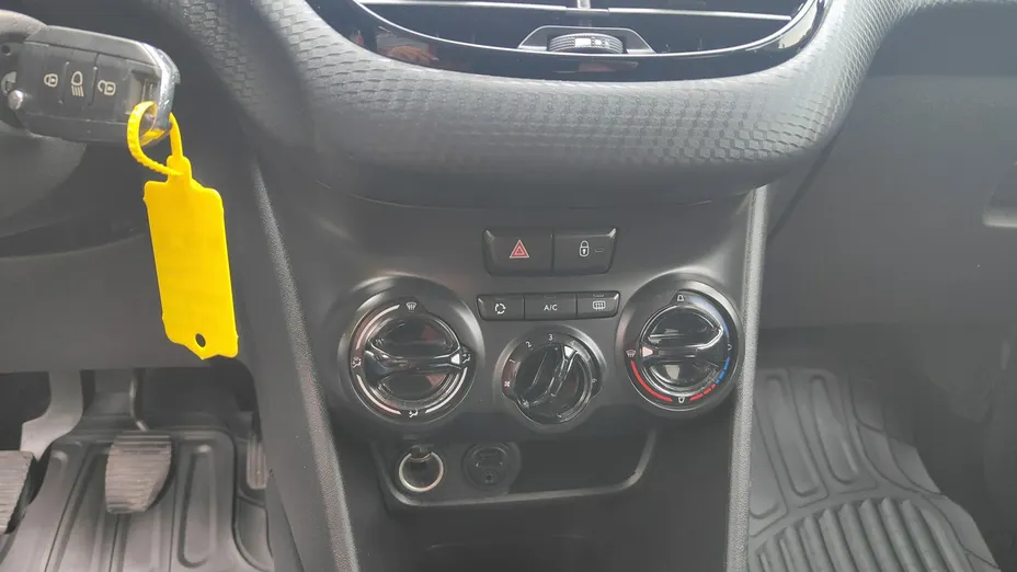 PEUGEOT 208 -
