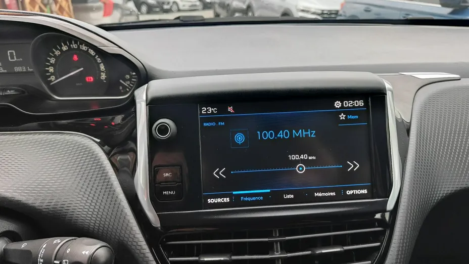 PEUGEOT 208 -