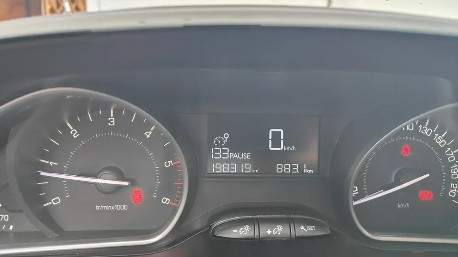 PEUGEOT 208 -