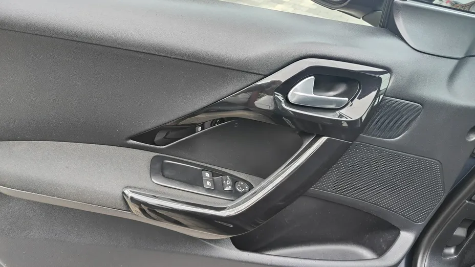 PEUGEOT 208 -