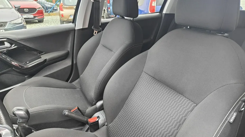 PEUGEOT 208 -