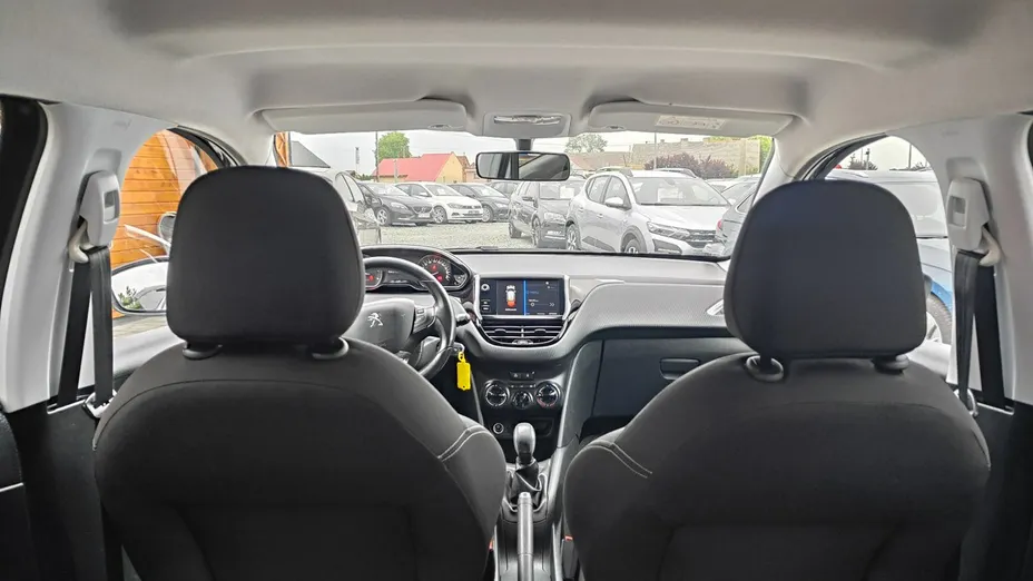PEUGEOT 208 -