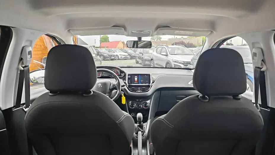 PEUGEOT 208 -