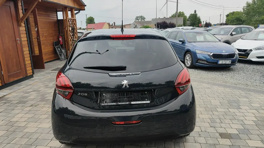 PEUGEOT 208 -