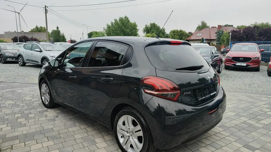 PEUGEOT 208 -
