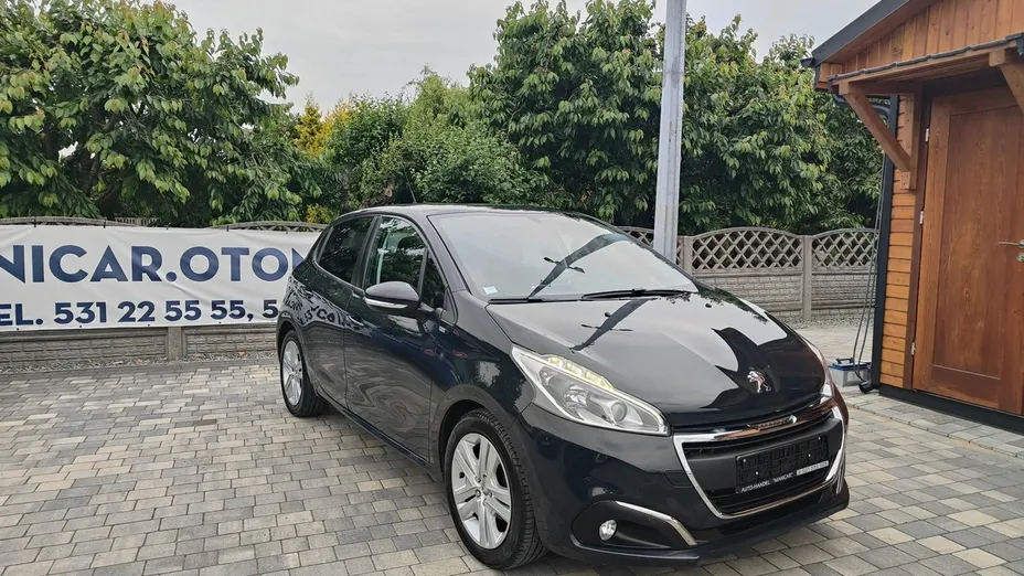 PEUGEOT 208 -