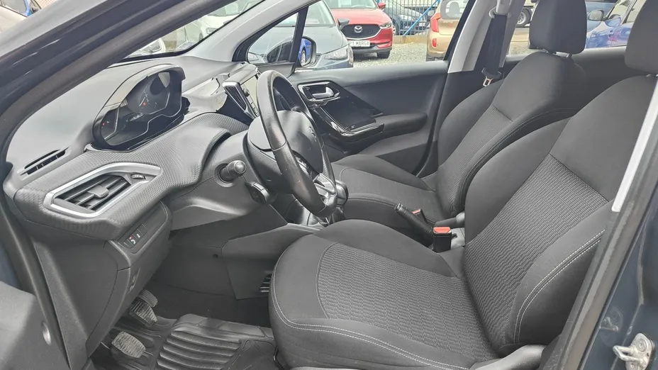 PEUGEOT 208 -