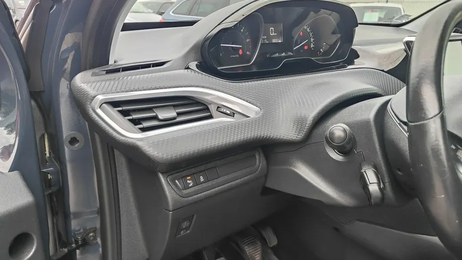 PEUGEOT 208 -