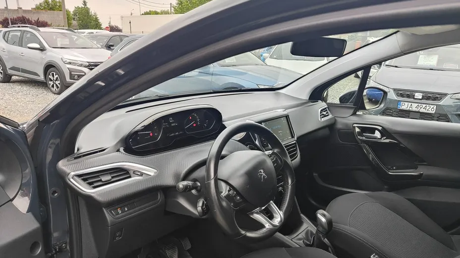 PEUGEOT 208 -
