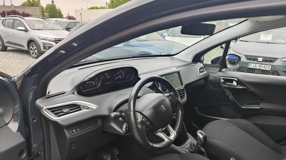 PEUGEOT 208 -