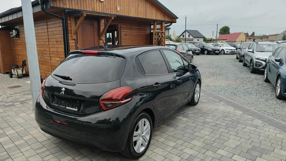 PEUGEOT 208 -