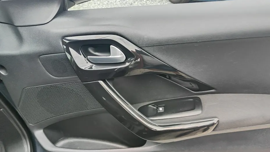PEUGEOT 208 -