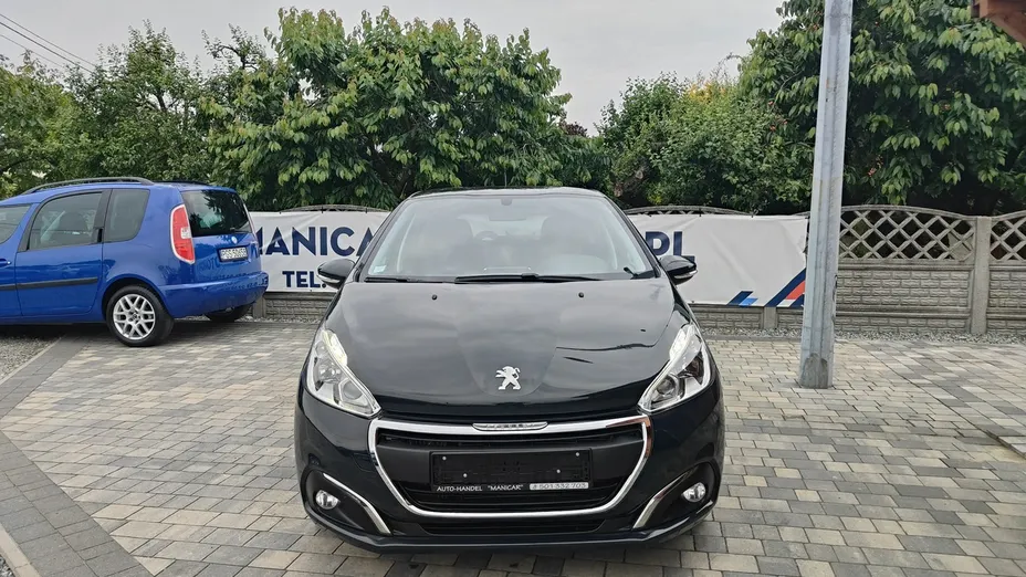 PEUGEOT 208 -